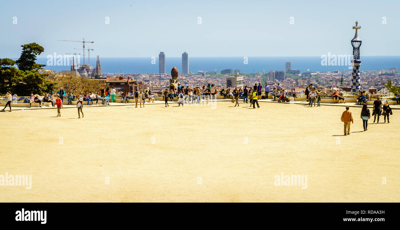 Barcelona, Spanien, 22. April 2017: Leute genießen sonnige Wochenende im Park Güell, Barcelona Stockfoto
