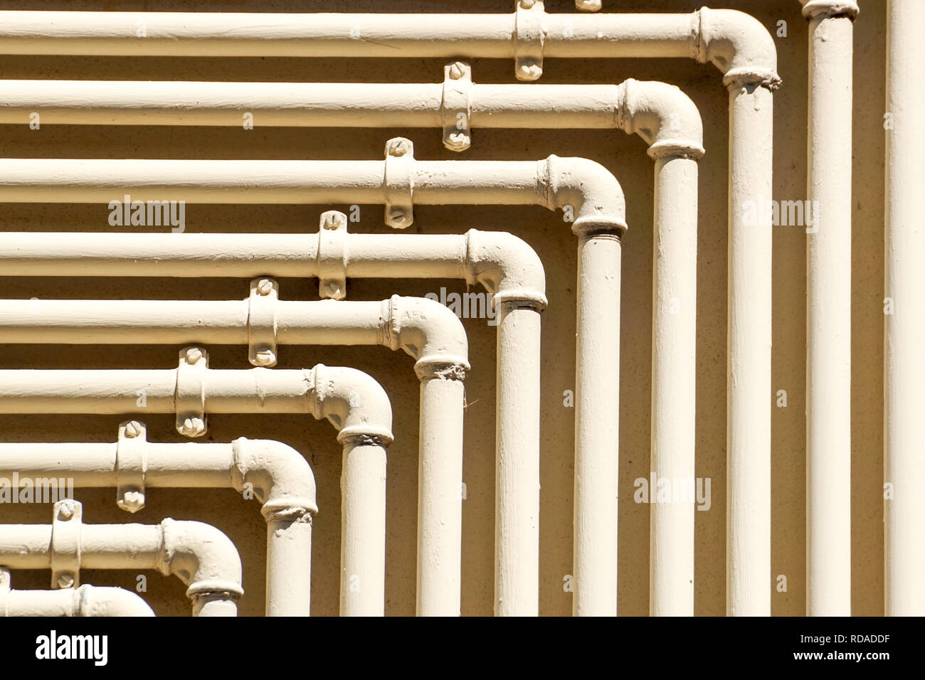 Zeile der Gaszähler mit gelben Rohren auf den Bau der Mauer Stockfoto