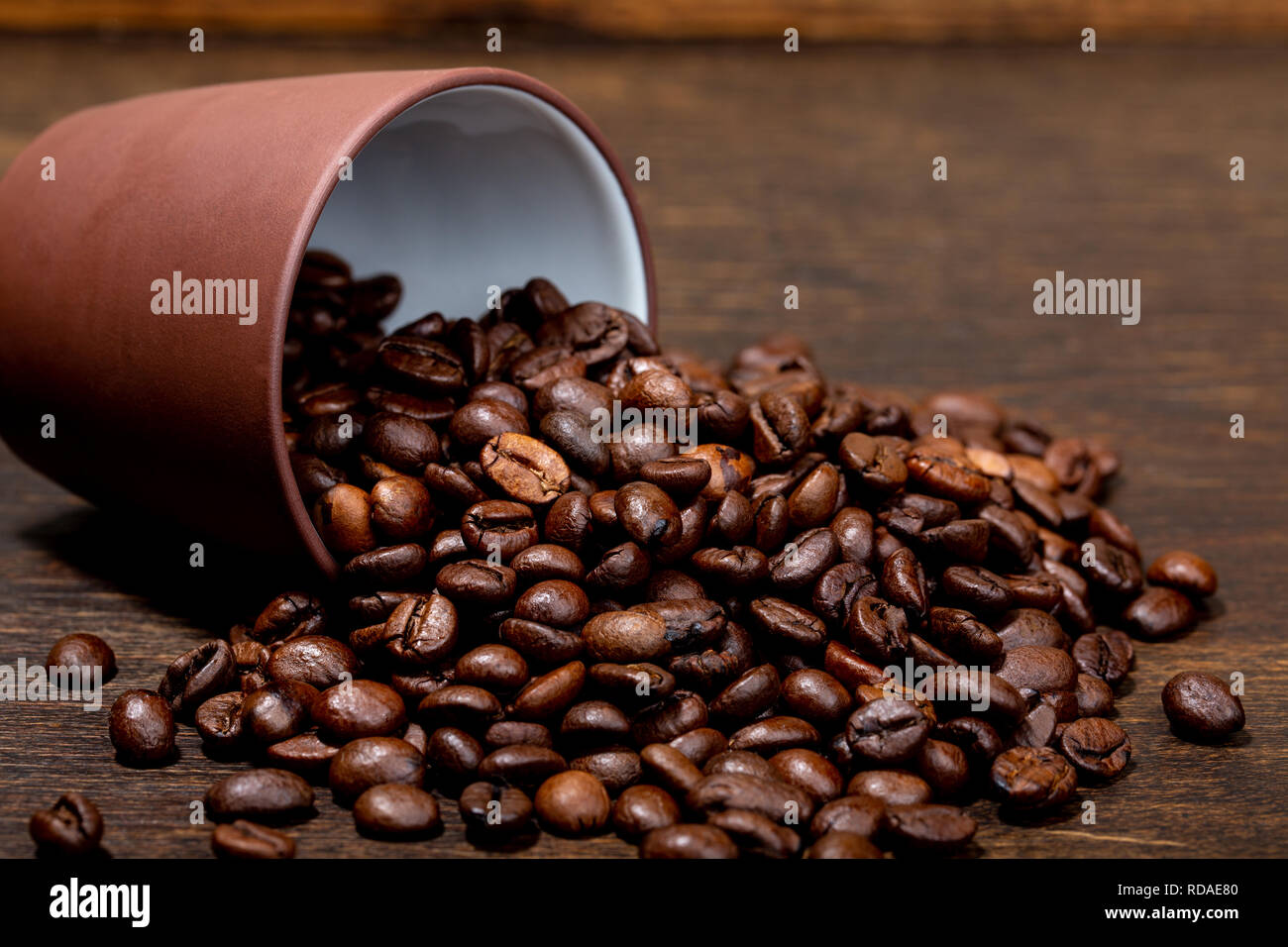 Bohnen der Kaffee auf dem Tisch verstreut Stockfoto