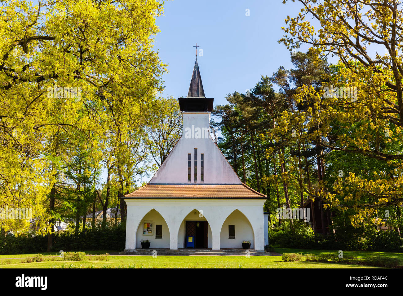 Baabe, Deutschland - Mai 09, 2018: alte evangelische Kirche in Baabe, Rügen. Die Kirche wurde erbaut 1929 - 1930 Stockfoto