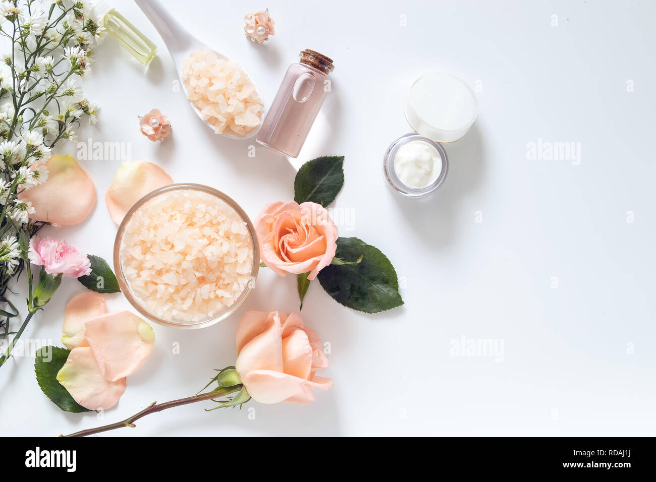 Hautpflege. Flach an Hautpflege Hilfsmittel Stil im Paket mit leeres Etikett mit natürlichen Materialien auf weißem Hintergrund Stockfoto