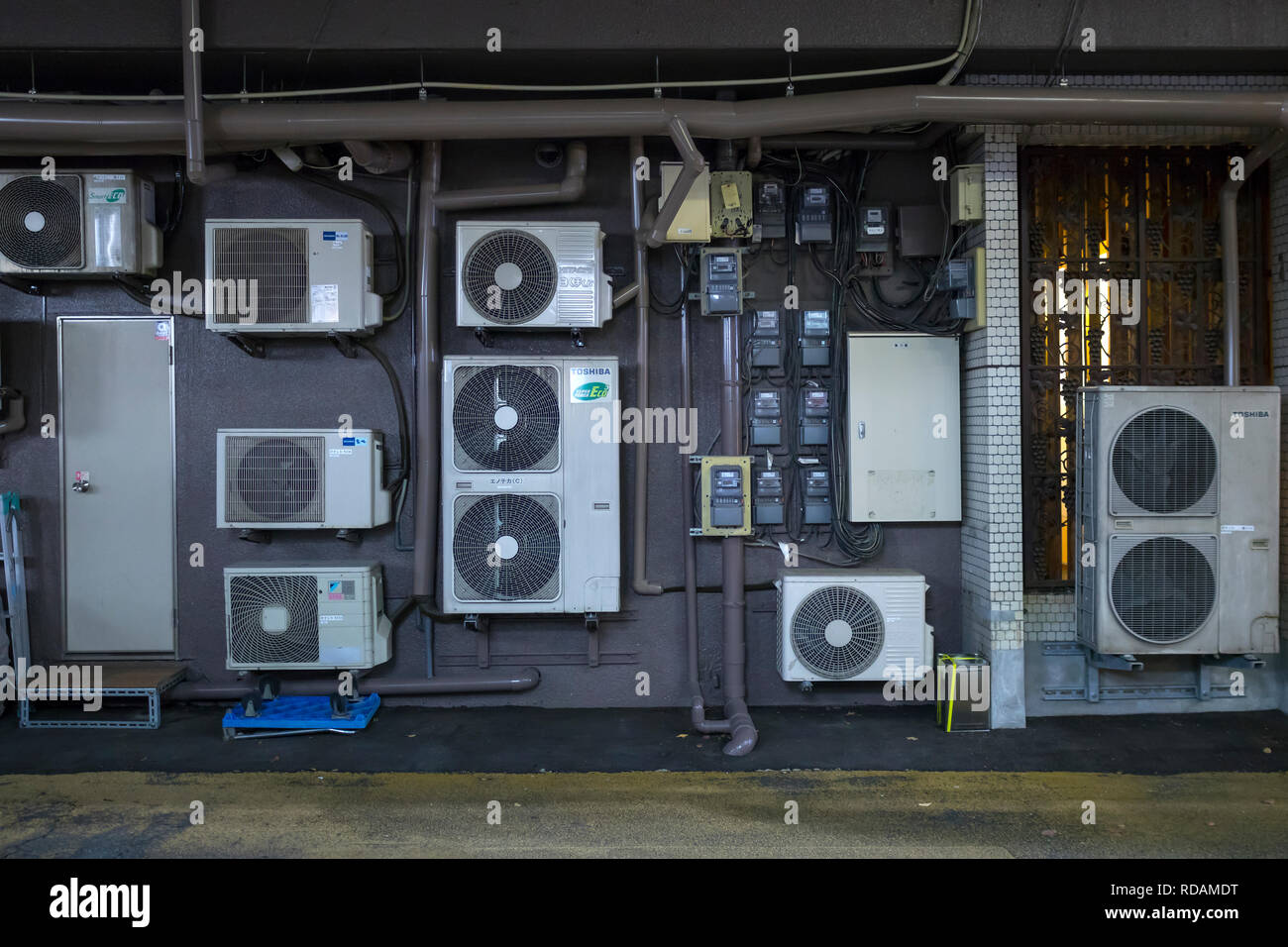 Kumamoto, Japan - 10. November 2018: Outdoor Stromversorgung und Klimaanlage in Kumamoto. Stockfoto