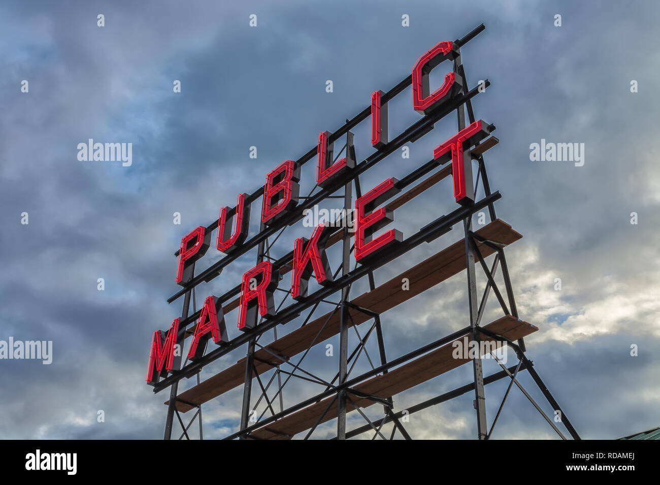 Public Market Schild am Pike Place Market in Seattle, Washington, United States, mit dem Hintergrund des bedeckten Wolken im Winter Abend. Stockfoto