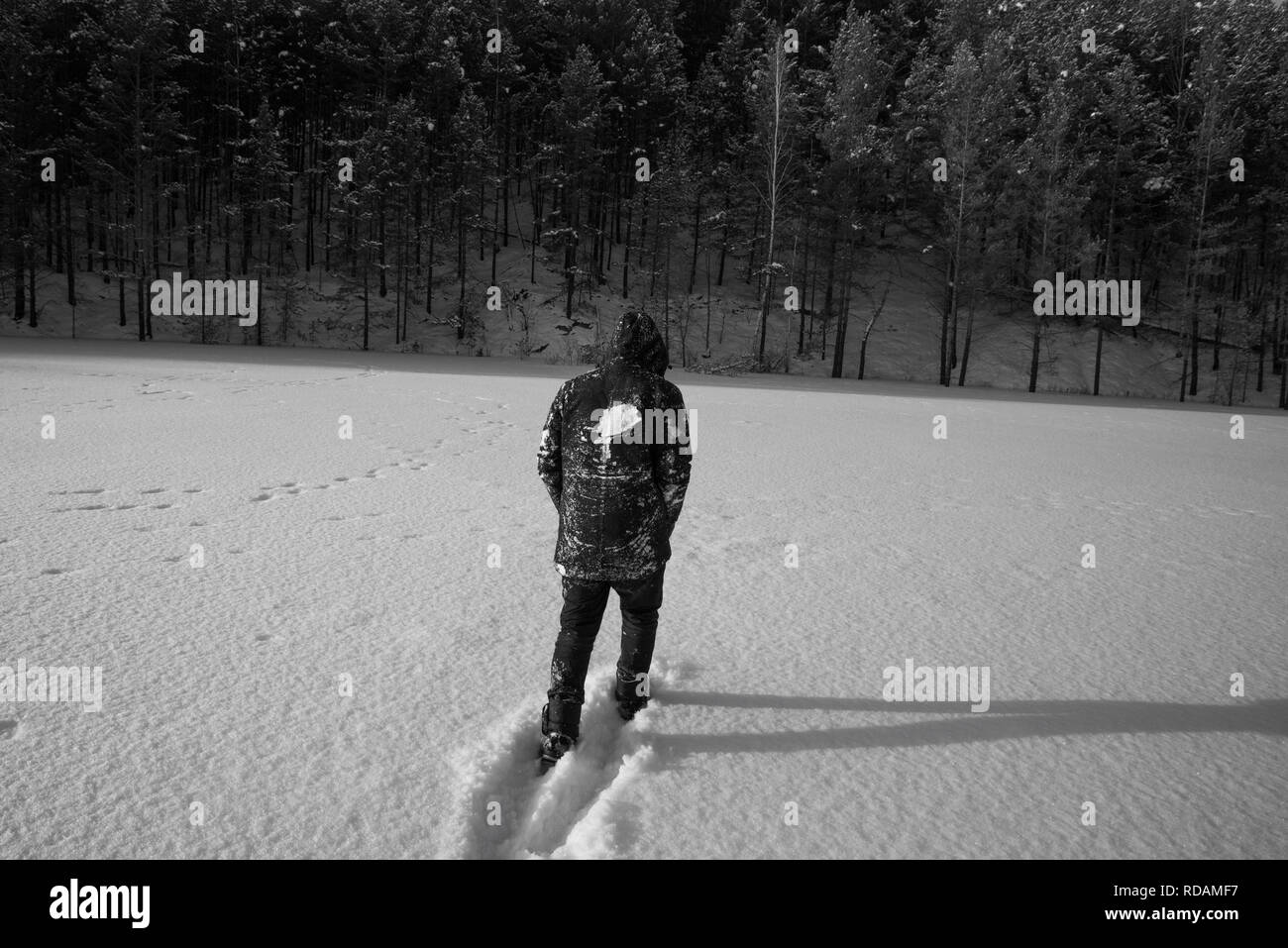 Ein Mann im Schnee. Schwarz und Weiß Stockfoto