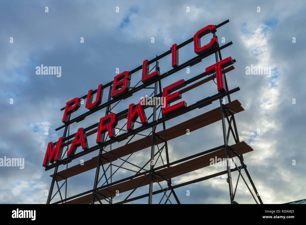 Public Market Schild am Pike Place Market in Seattle, Washington, United States, mit dem Hintergrund des bedeckten Wolken im Winter Abend. Stockfoto