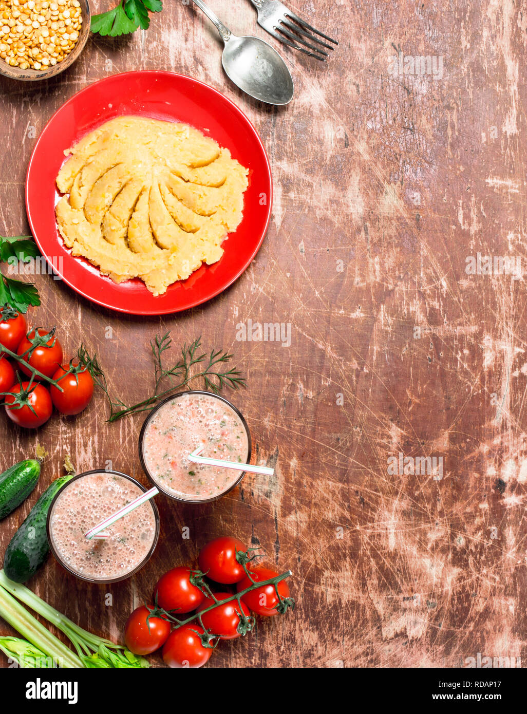 Gesundes Mittagessen. Pea Porridge mit Gemüse Smoothie. Auf rustikalen Hintergrund. Stockfoto
