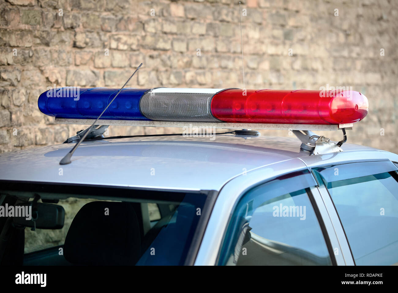 Blaue Warnleuchte Auf Einem Polizei- Oder Notrufwagen Dach Auf Einem Weißen  Fahrzeug Montiert Leuchtpult Notbeleuchtung Stockfoto - Bild von  sicherheit, patrouille: 162971632
