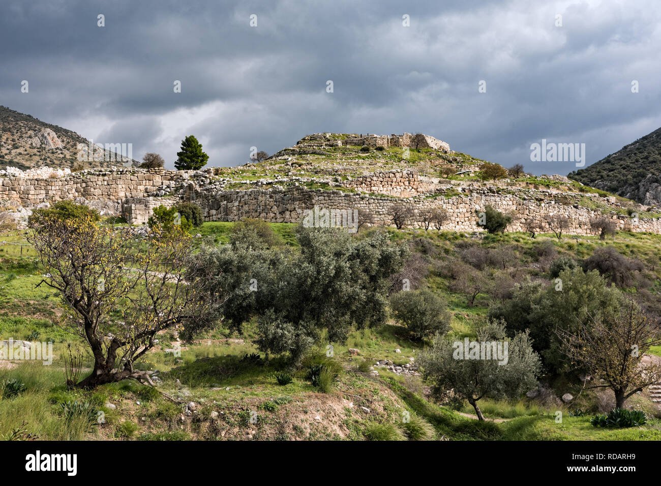 Panoramablick auf die archäologische Stätte der Zitadelle von Mykene in Peloponnes, Griechenland Stockfoto