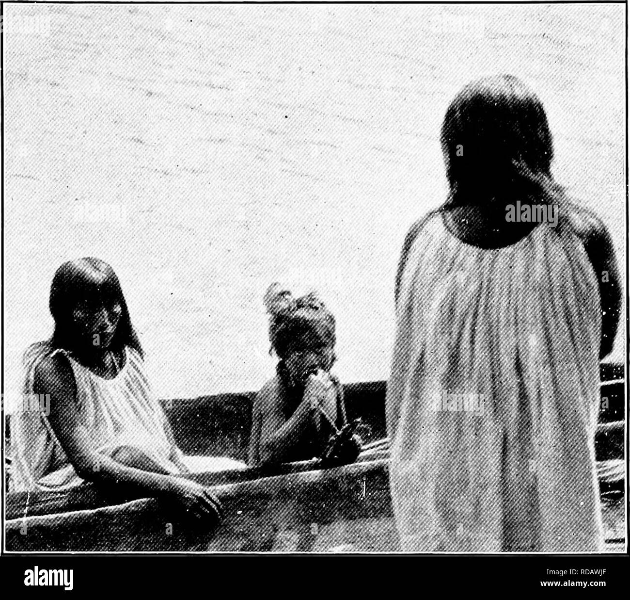 . Unsere Suche nach einer Wüste; ein Konto von zwei ornithologische Expeditionen in Venezuela und in British Guyana. Natural History; Vögel. Einer Frau, die ERFAHRUNGEN IN VENEZUELA. 85 Schreie der Unbekannte Vögel und Tiere, die beeindruckenden Southern Cross und die außergewöhnliche Brillanz der Moonlight shin-ing Auf dem winzigen Deck der "Josefa Jacinta", und auf uns und die schlafenden Formen ihrer dusky Crew. Waren wir manchmal in der Nacht durch einen plötzlichen helles Licht in unsere Gesichter geweckt. Es war Maestro zu einem Brand, in. Abb. 46. GuAKUNO Sllu "^^s und Kind mit Monkey., welche Funktion er verwendet Stockfoto