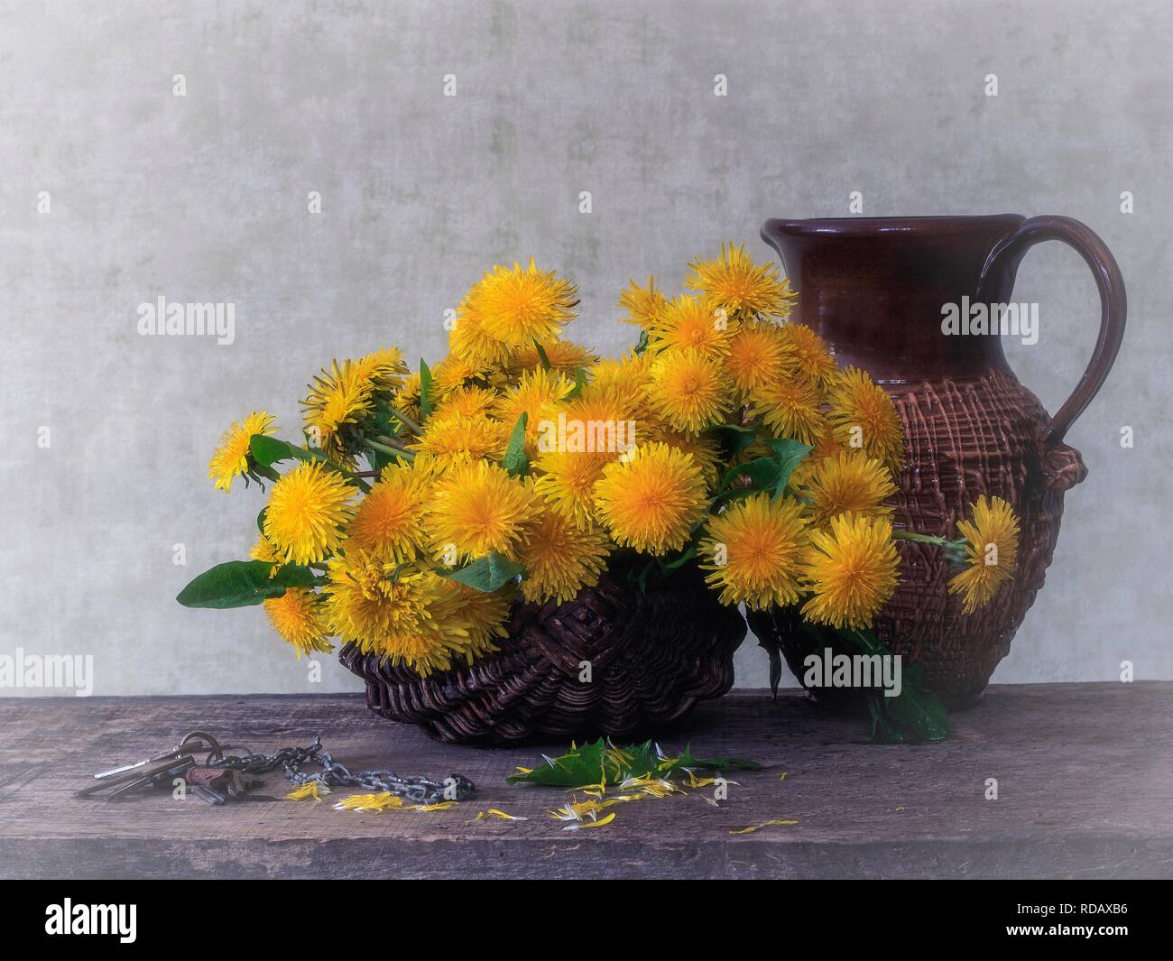 Stillleben mit Blumenstrauß aus Löwenzahn Stockfoto