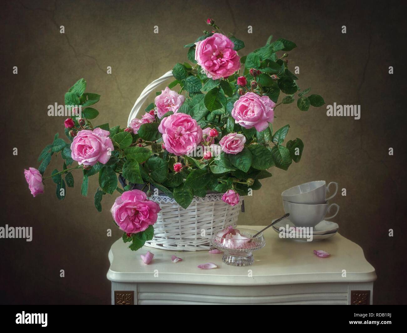 Noch immer leben mit einem Blumenstrauß aus Rosen sprühen Klettern Stockfoto