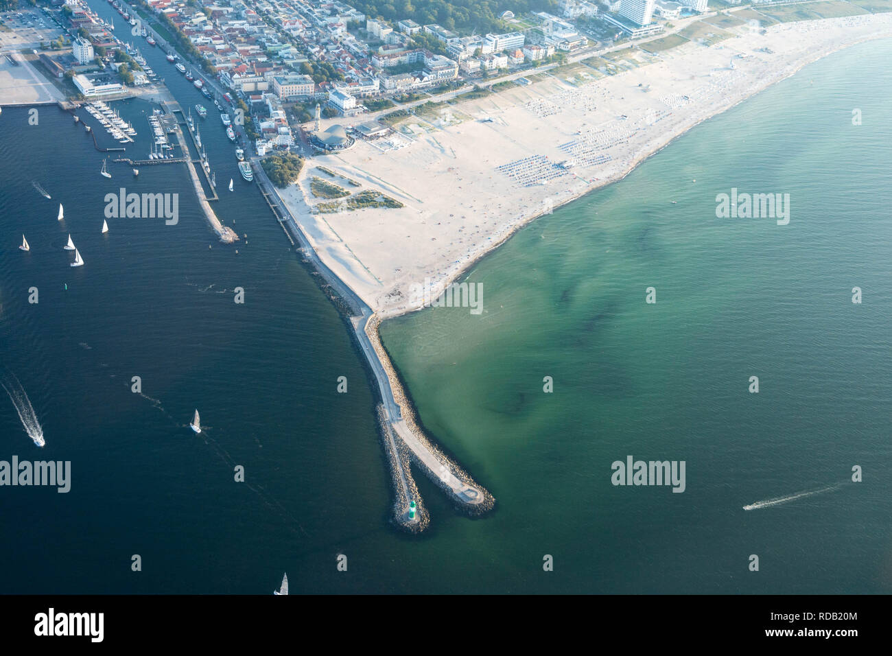 Hafen oder die Hafeneinfahrt von Warnemünde, Deutschland - Luftaufnahme über der Ostsee, Warnow und Strand Stockfoto