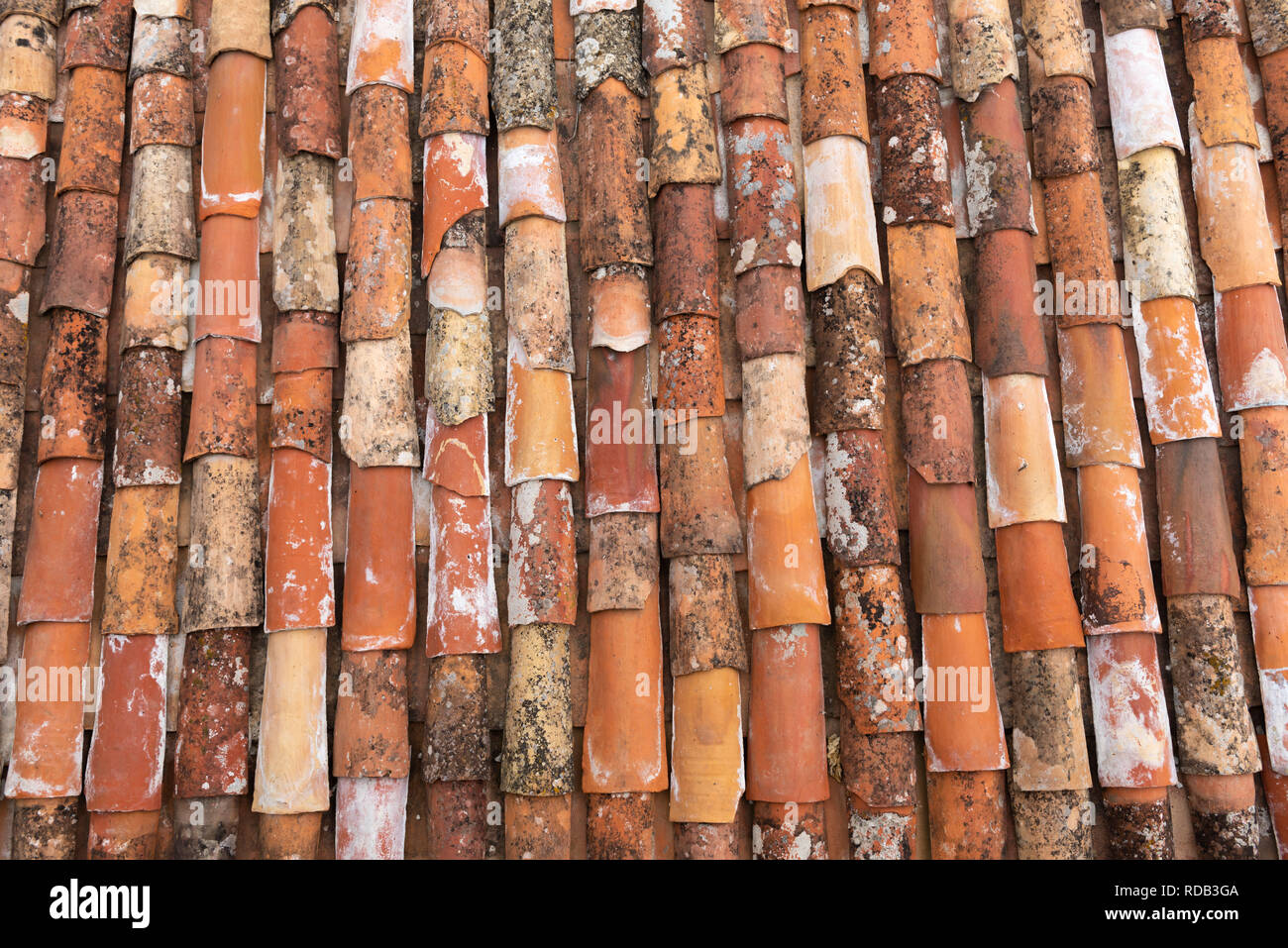 Alte rot, orange und beige mediterrane Dachziegel. Stockfoto