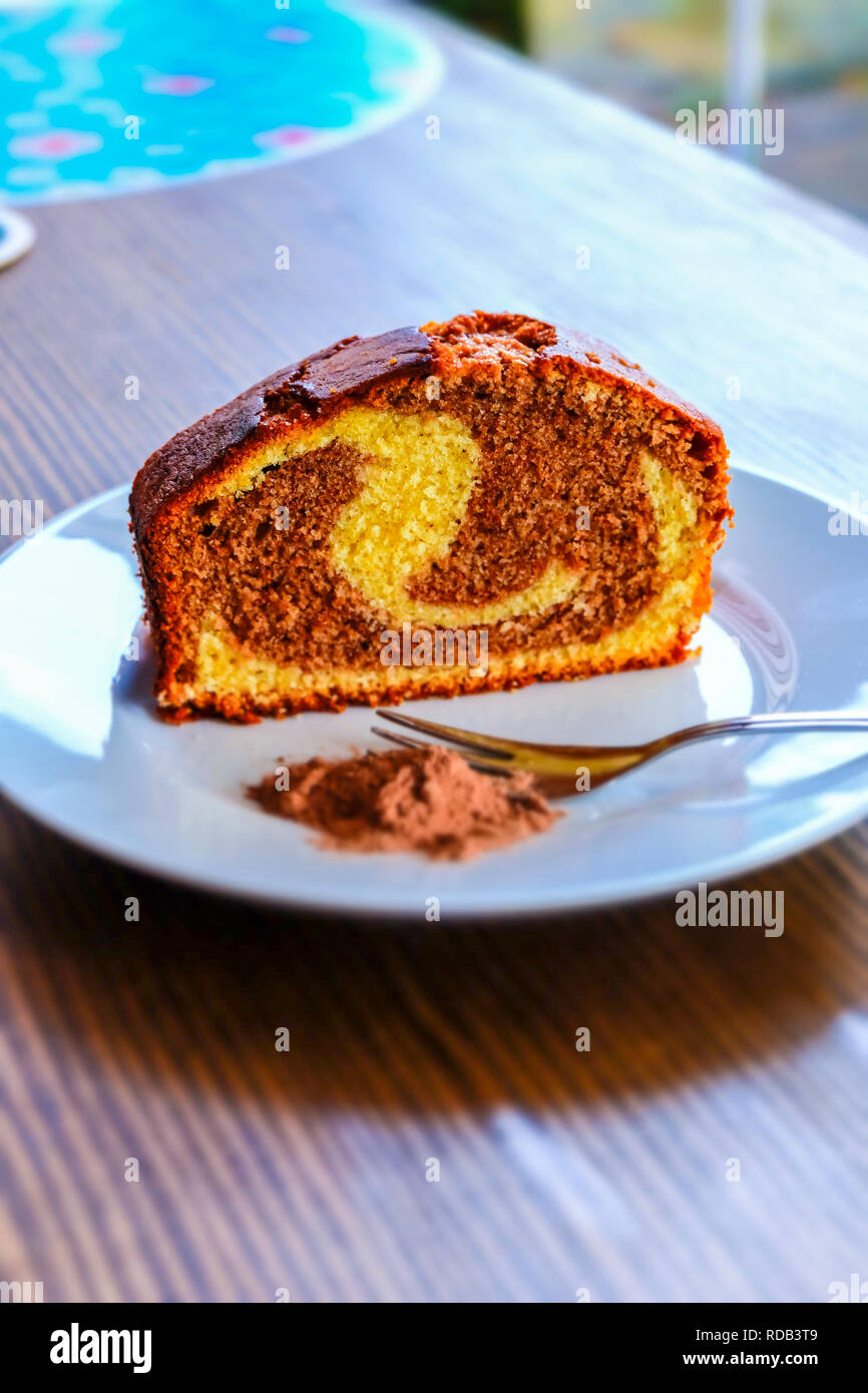 Schokolade und Vanille Pflaumenkuchen. Stockfoto