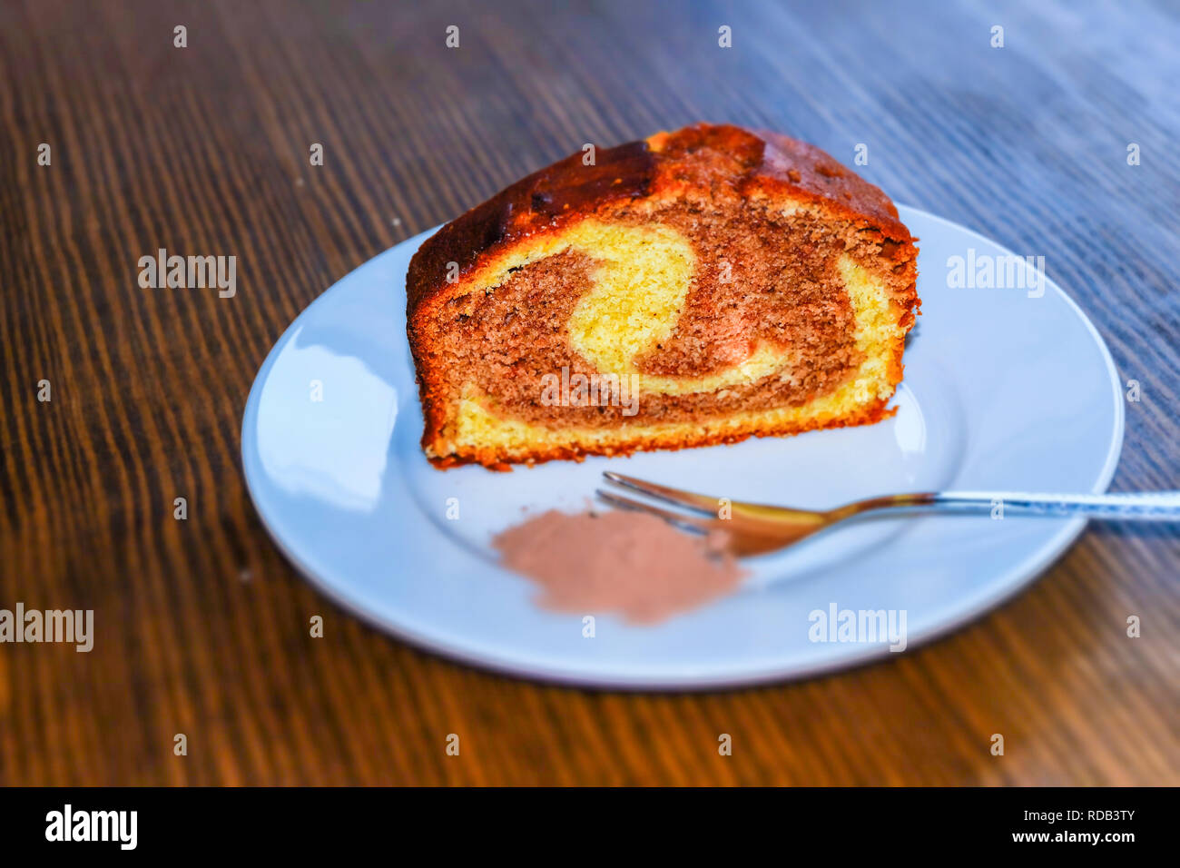 Schokolade und Vanille Pflaumenkuchen. Stockfoto