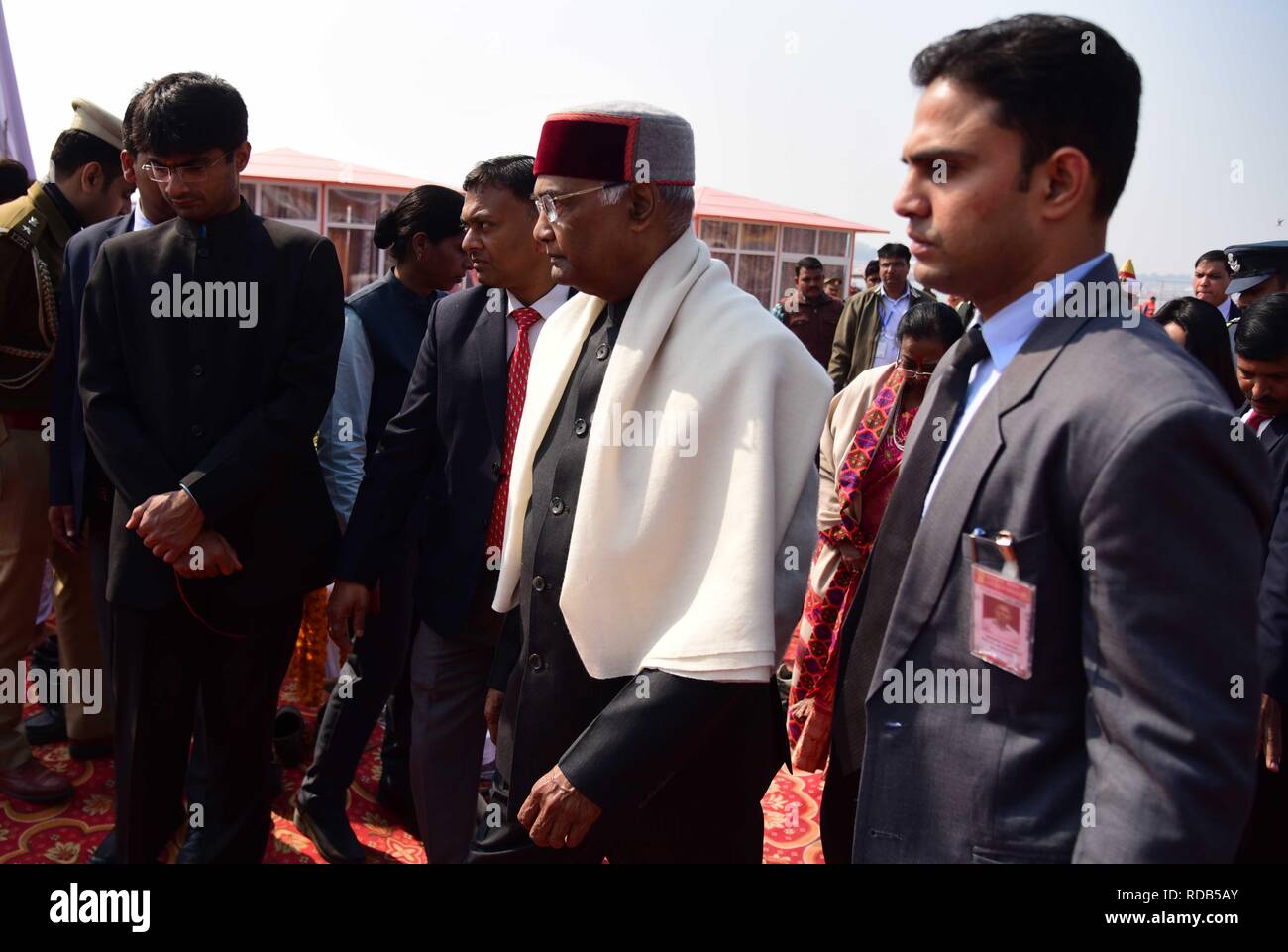 Allahabad, Indien. 17 Jan, 2019. Präsident Ram Nath Kovind zusammen mit seiner Familie und Uttar Pradesh Chief Minister Aditya Nath Yogis und Gouverneur Ram naik stellt für Foto bei selfie Punkt an Sangam nach Durchführung Ganga Pujan während Kumbh. Credit: Prabhat Kumar Verma/Pacific Press/Alamy leben Nachrichten Stockfoto
