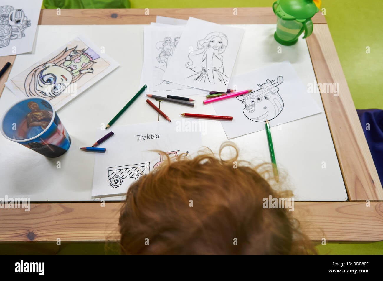 Eine über den Kopf Foto, ein Kind mit bunten Buntstifte Bilder in Farbe Stockfoto