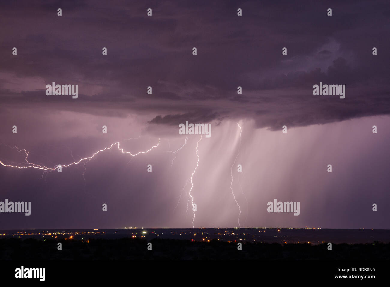 Blitz Streifen quer über den Himmel in der Wüste Südwesten USA in der Nähe von El Paso Texas Stockfoto