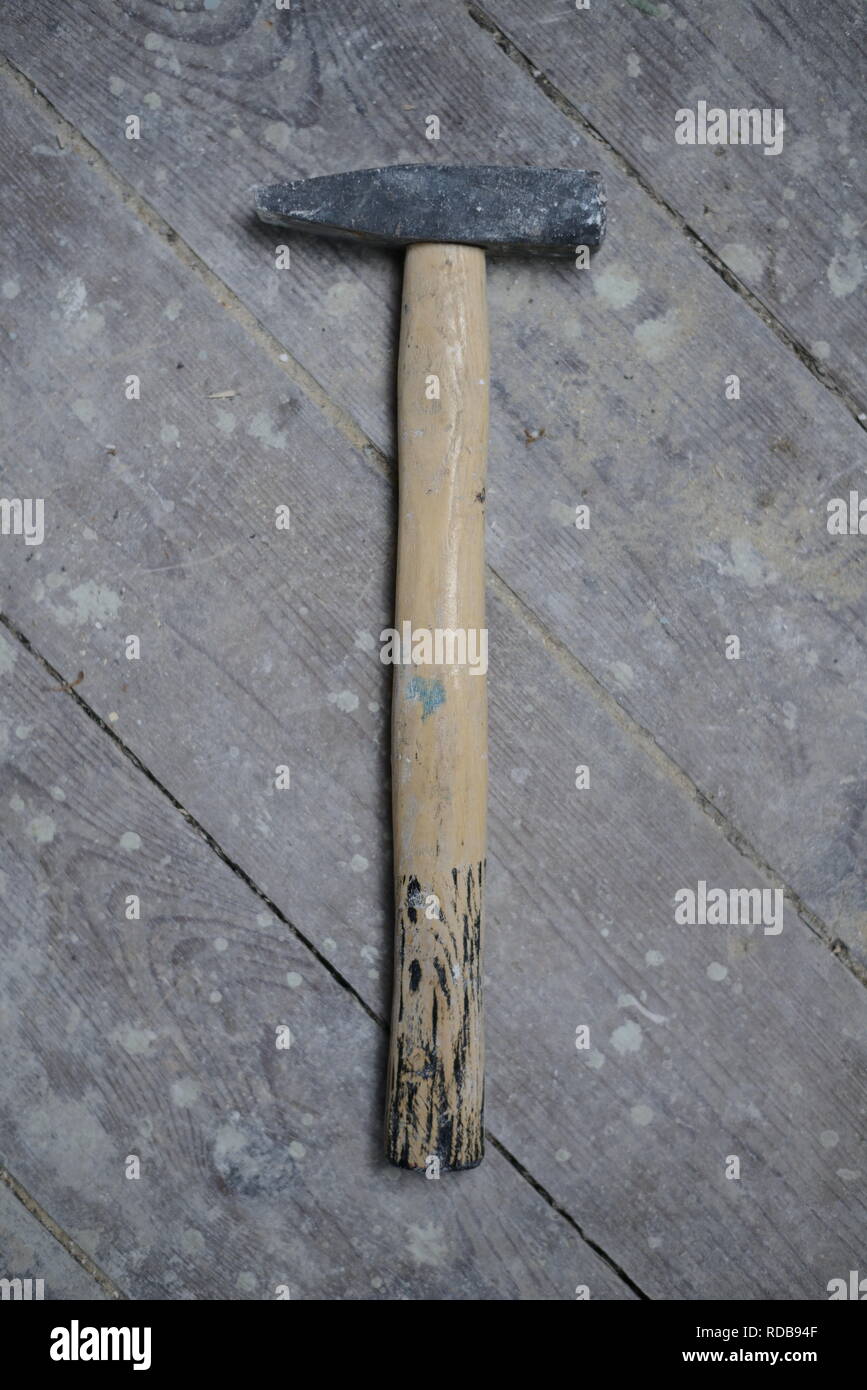 Ändern harter Holz Hammer in altem Fußboden, Hintergrundbild für Handwerker Instandsetzung, Deutschland 1950 Stockfoto