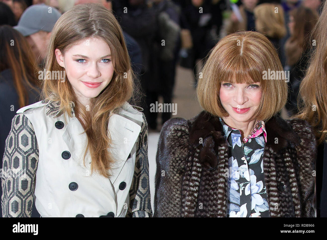 Anna Wintour und Kinder stellen in London. Feb 2012. Stockfoto