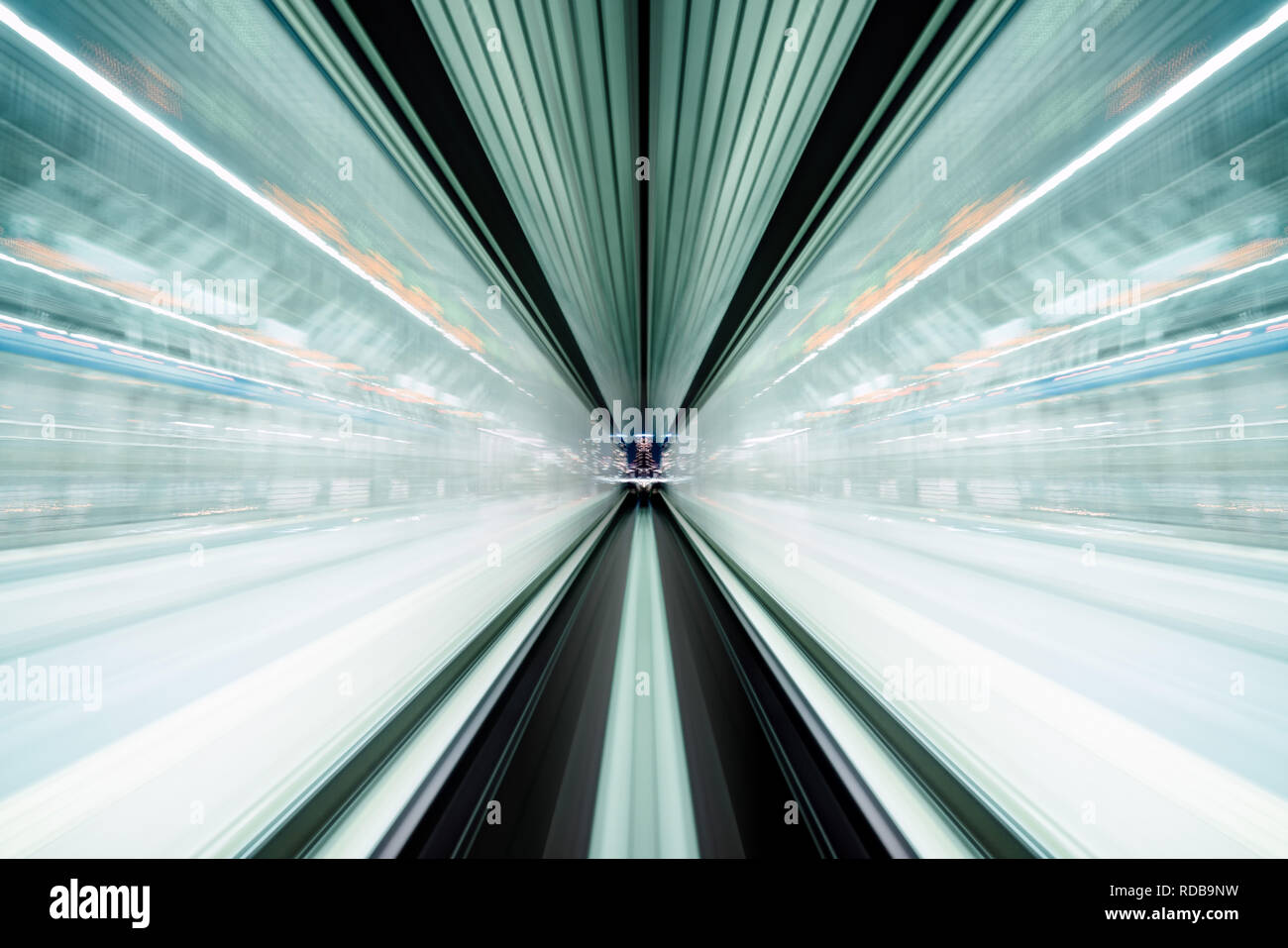 Bewegungsunschärfe der Zug in Bewegung im Tunnel mit Tageslicht in Tokio, Japan. Stockfoto