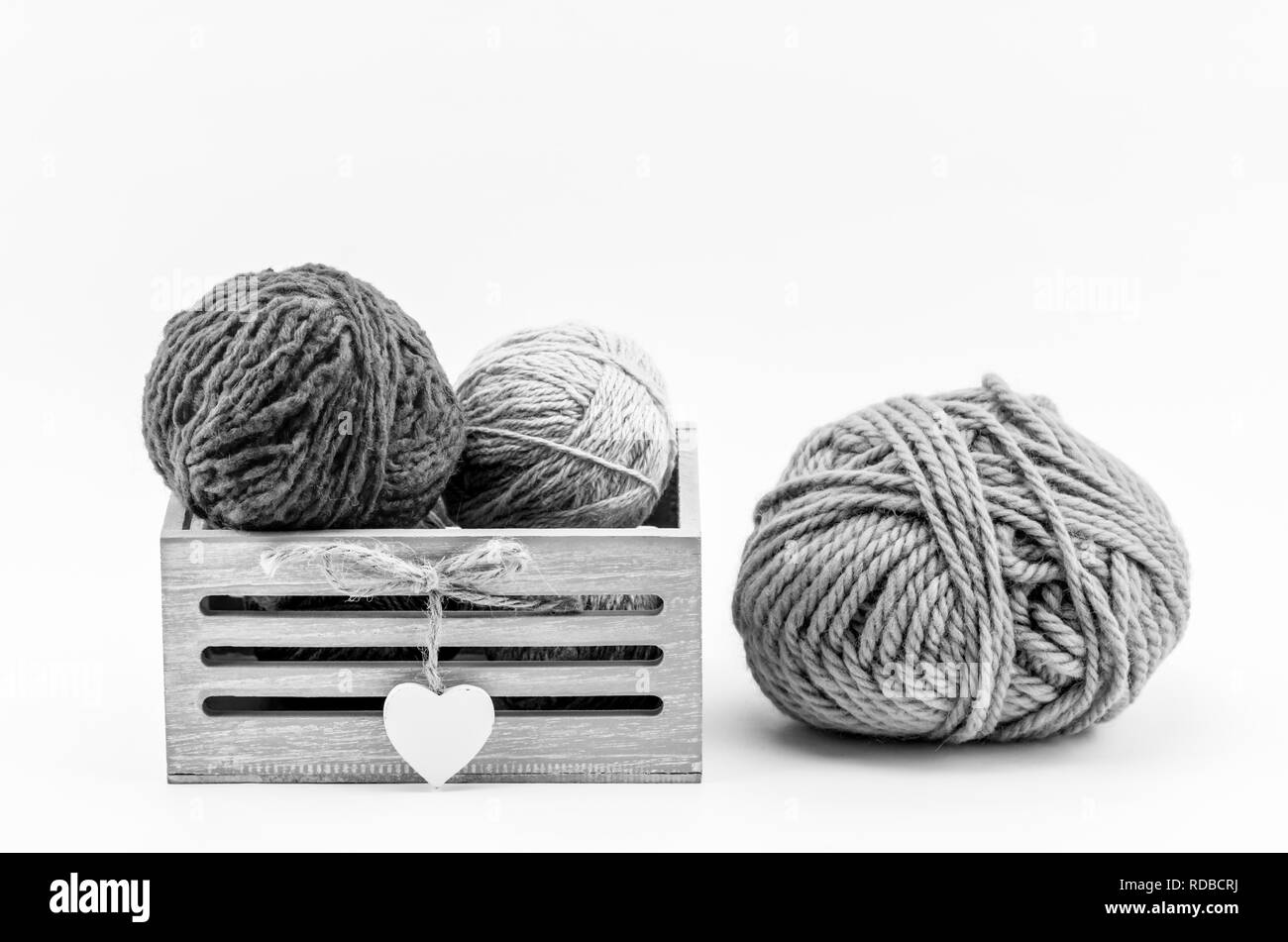 Wooll Kugeln und Holz- Korb noch Leben auf eine weiße Fläche Stockfoto