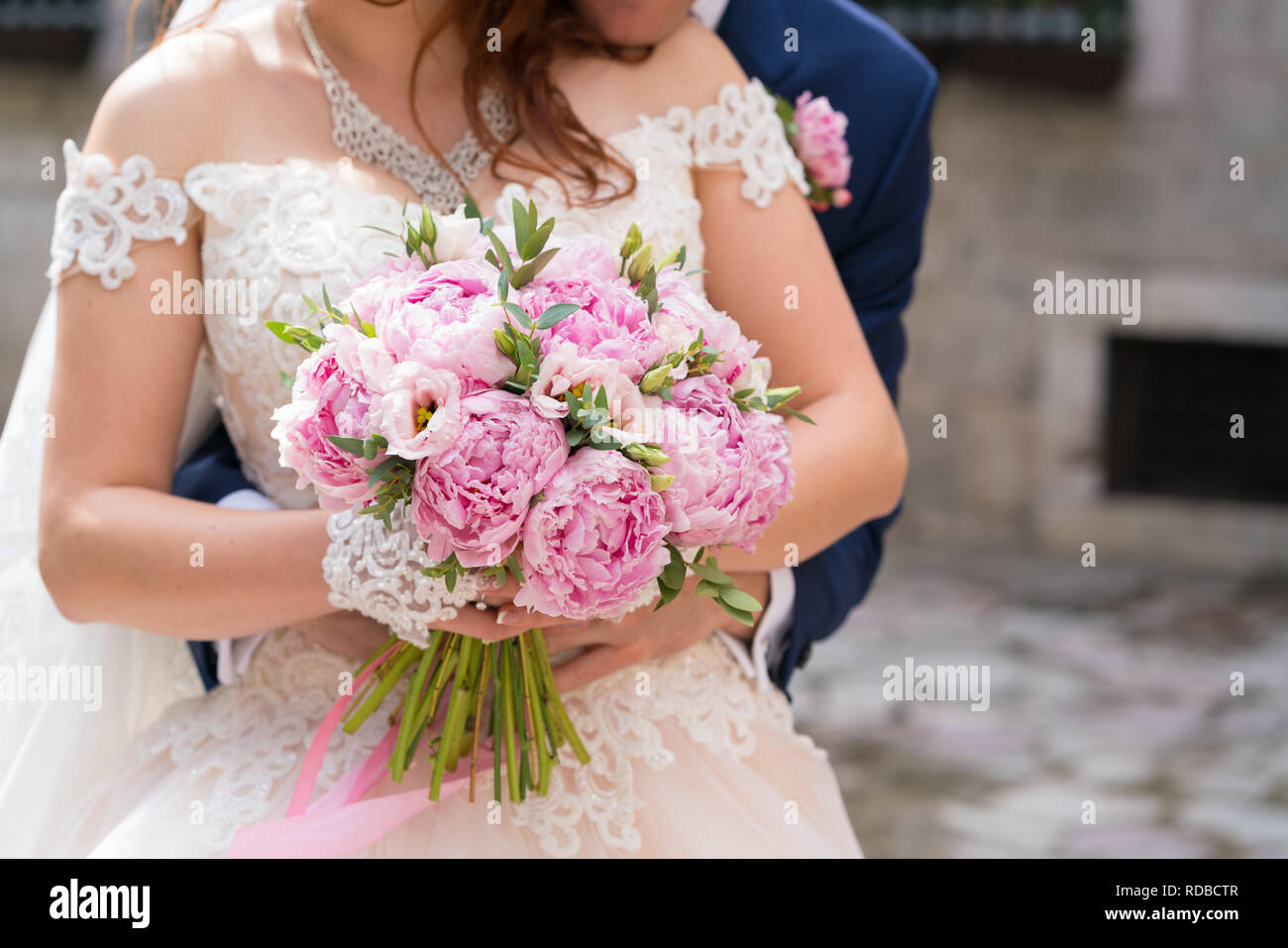 Wedding Bouquet von rosa Pfingstrosen in die Hände der Braut Stockfoto