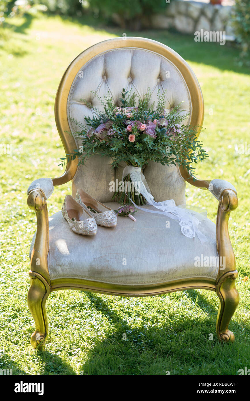 Luxuriöse rustikale Blumenstrauß auf dem Stuhl Stockfoto