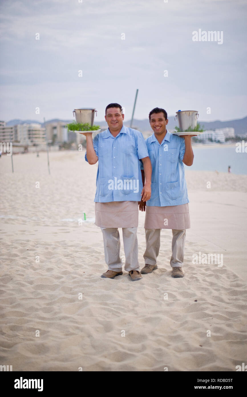 Beach Resort Kellner, die Getränke in Eiswürfelbehälter Stockfoto