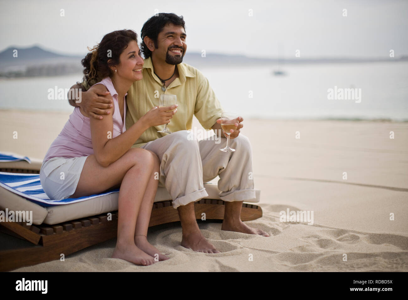 Paar am Strand Liege, Wein trinken Stockfoto