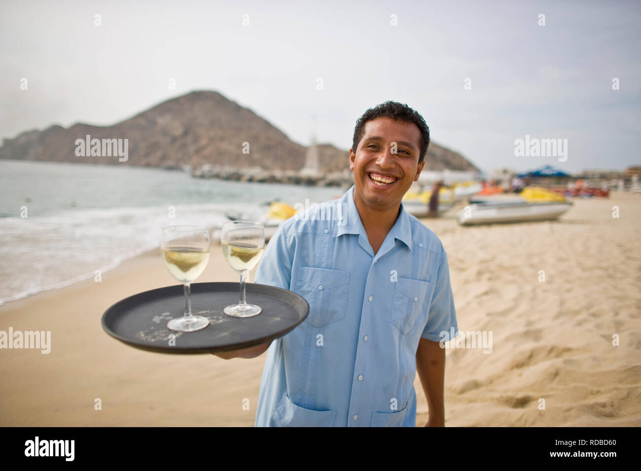 Beach Resort Kellner holding Weingläser auf einem Tablett Stockfoto