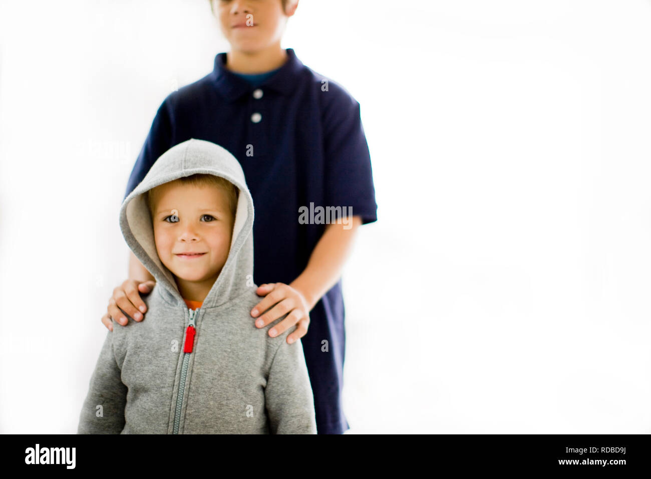 Porträt eines Jungen, der vor seinem älteren Bruder. Stockfoto
