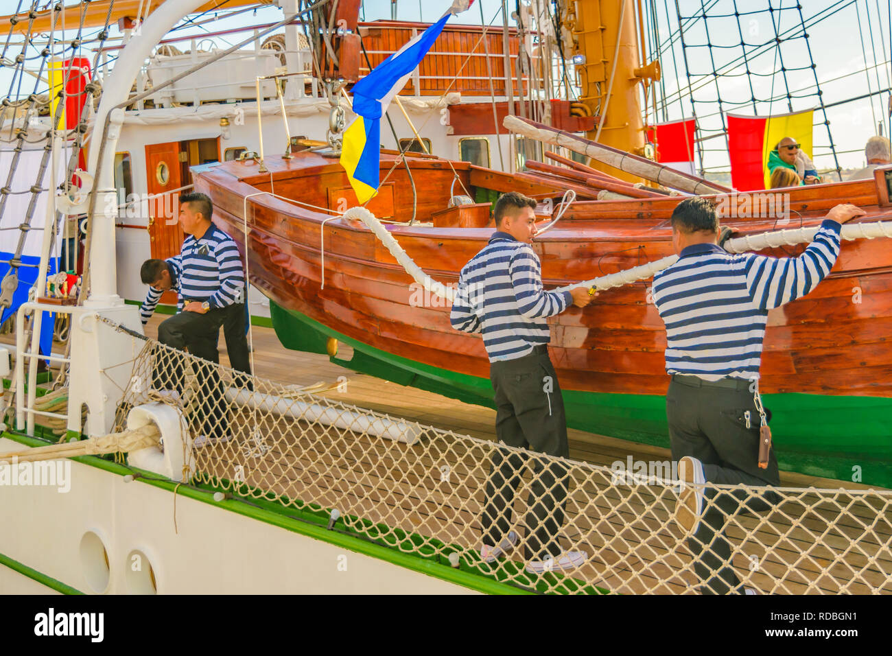 MONTEVIDEO, URUGUAY, APRIL 2018 - Sailor Männer an Offshore fregatte an der Ausstellung arbeiten Stockfoto