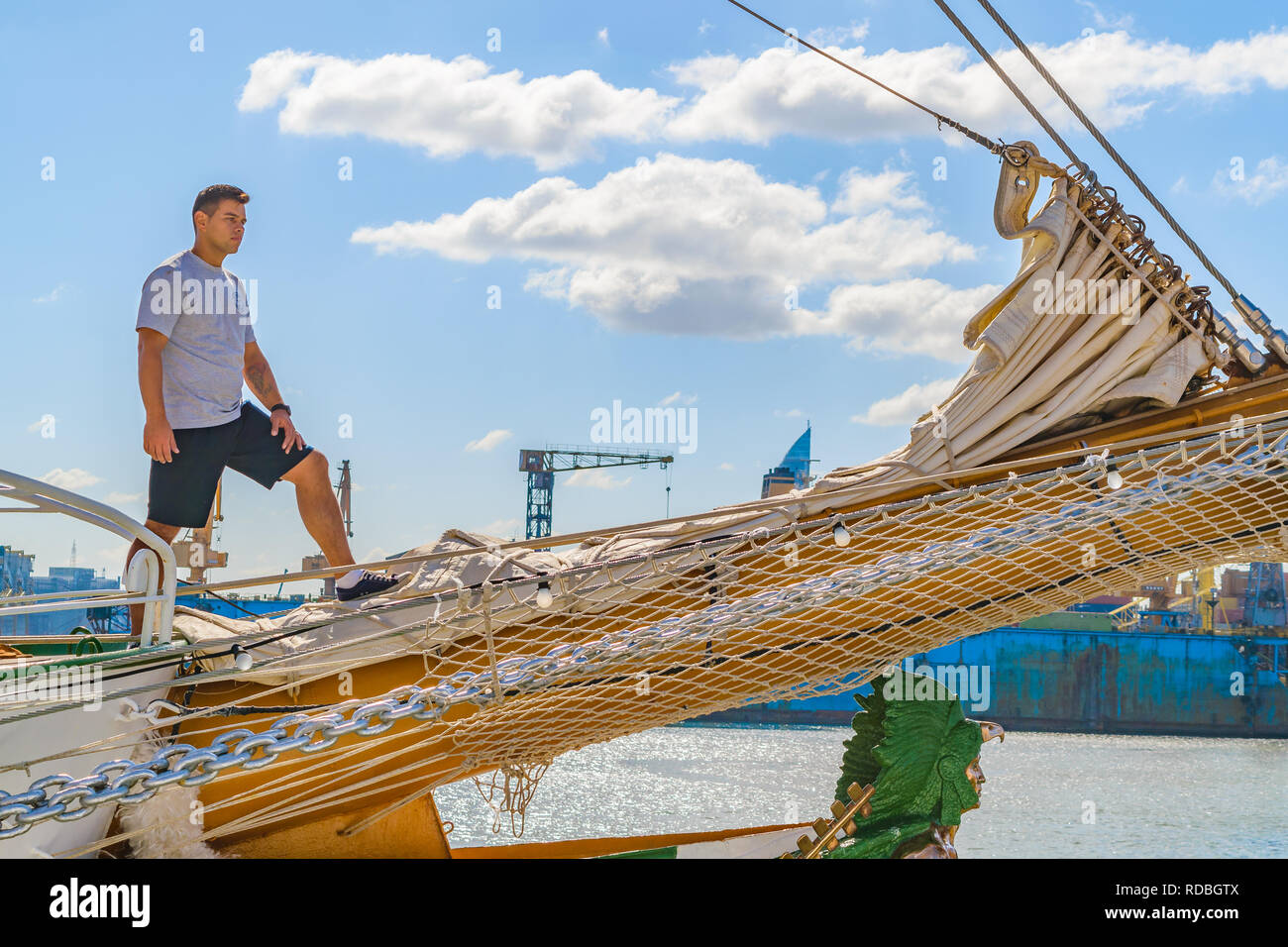 MONTEVIDEO, URUGUAY, APRIL 2018 - Sailor Man bei Offshore fregatte an der Ausstellung arbeiten Stockfoto