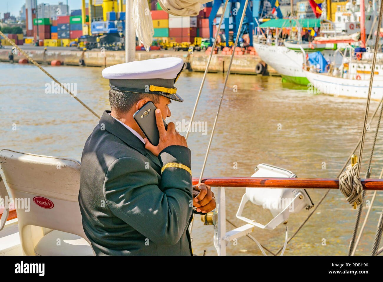 MONTEVIDEO, URUGUAY, APRIL - 2018-Marine Offizier im Gespräch mit Handys an Offshore fregatte an der Ausstellung. Stockfoto