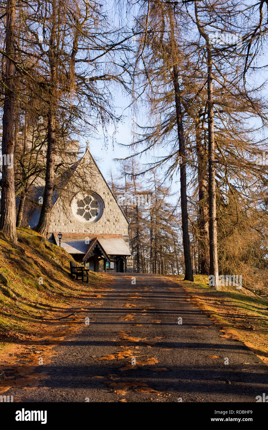 Weg bis zum Eingang der Crathie Kirche, Crathie Kirk, Aberdeenshire, Schottland. Stockfoto