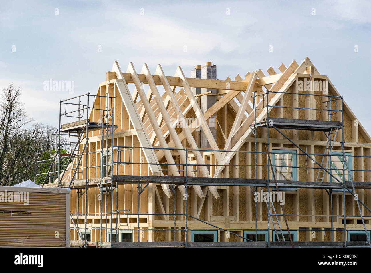 Bau eines Holzhauses Holzrahmen mit Gerüst an der Außenseite Stockfoto