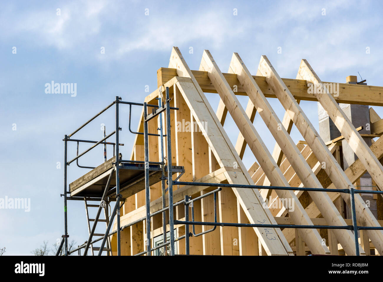 Bau eines Holzhauses Holzrahmen mit Gerüst an der Außenseite Stockfoto