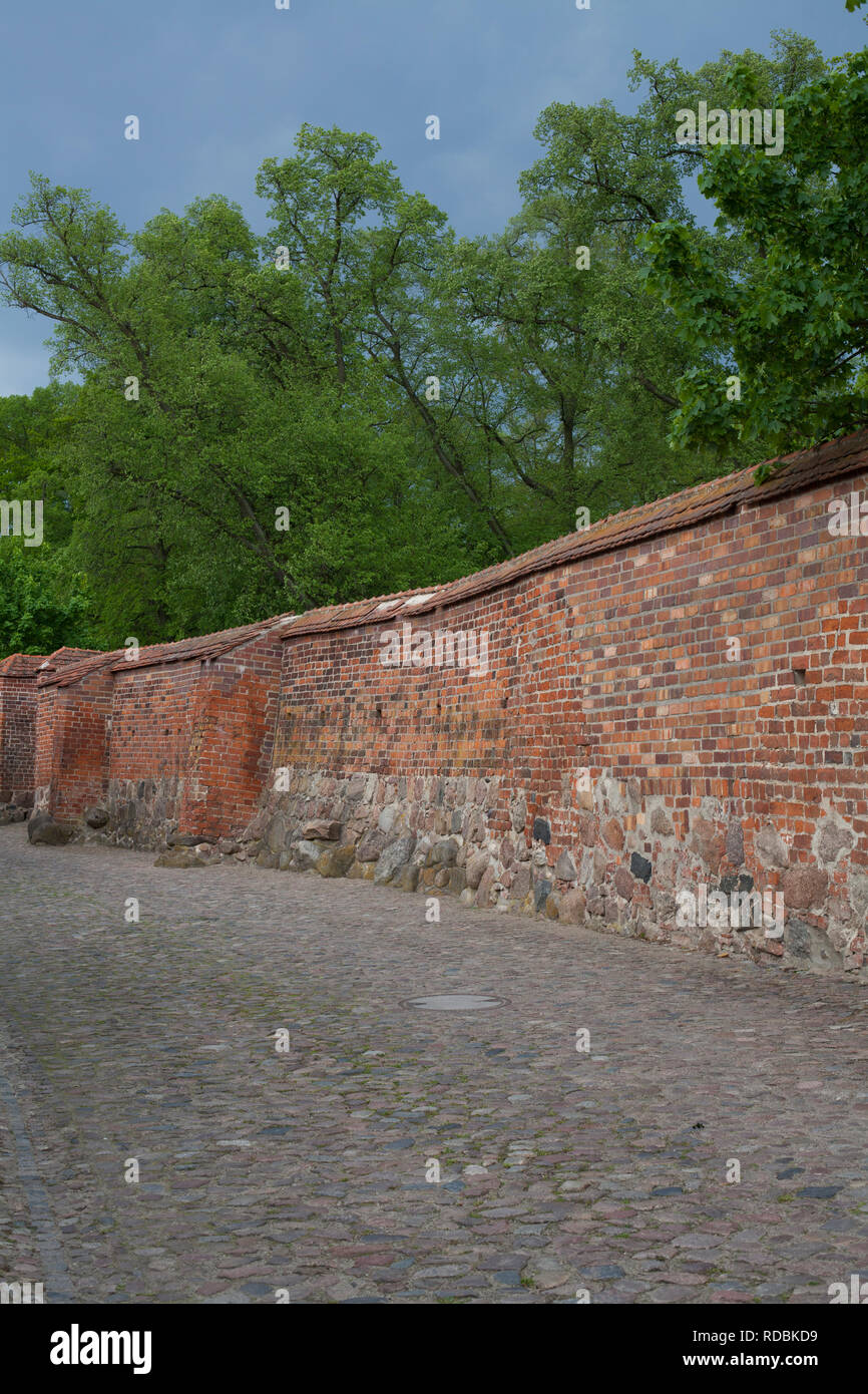Wittstock/Dosse, Brandenburg/Deutschland 12. Mai 2015: Die alte Stadtmauer in der kleinen deutschen Stadt Wittstock/Dosse. Stockfoto