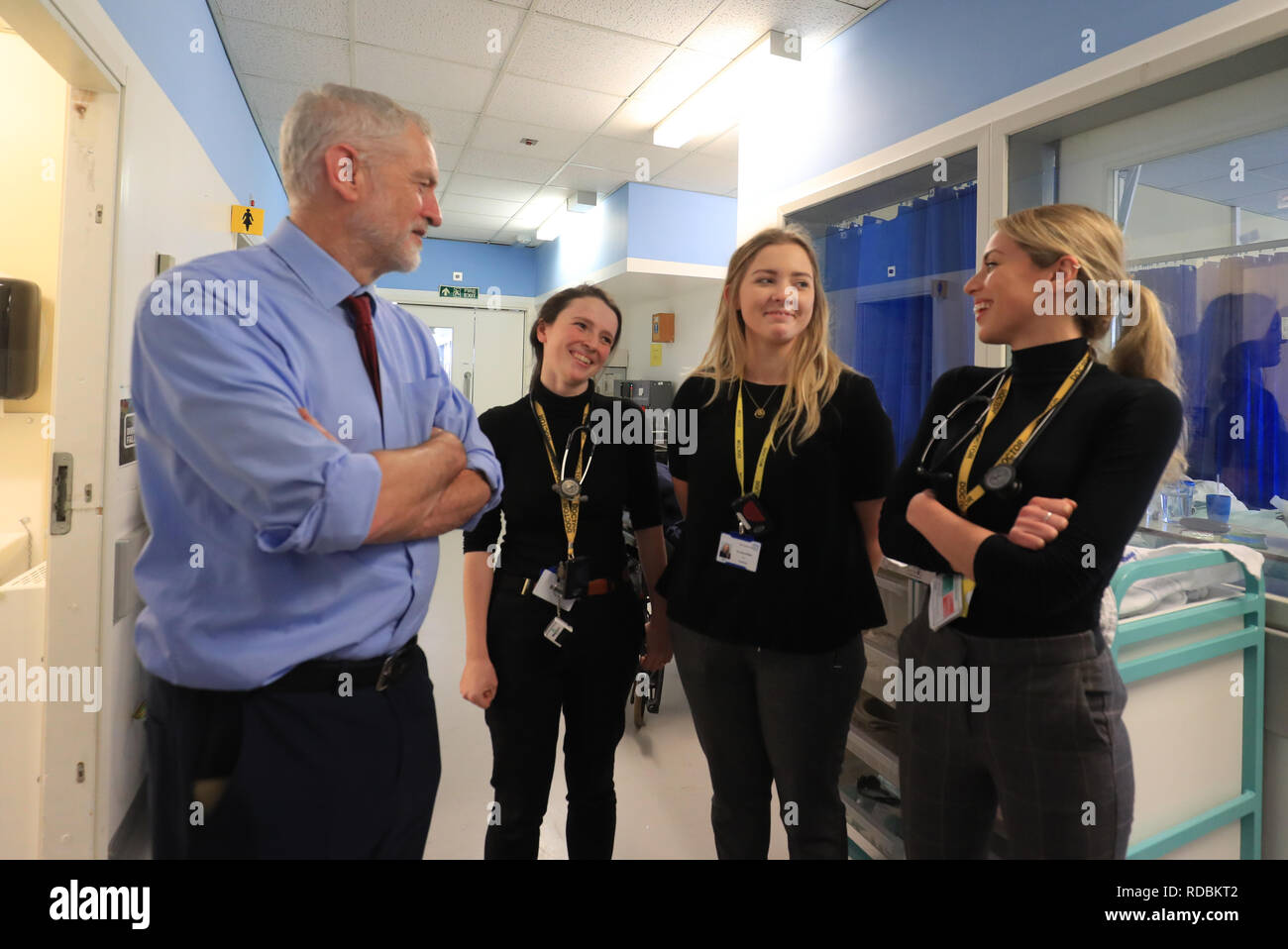 Der Führer der Jeremy Corbyn treffen Ärzte auf eine medizinische Station bei einem Besuch in der Eroberung Krankenhaus in Hastings. Stockfoto