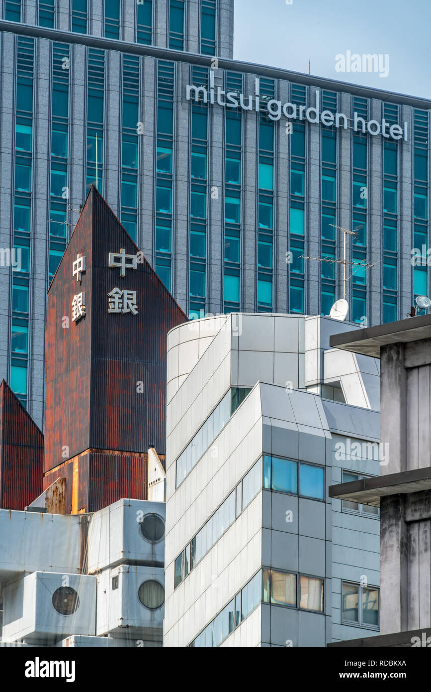 Tokyo, Japan - 13. August 2018: Nakagin Capsule Tower. Vom Architekten Kisho Kurokawa konzipiert. Seltene verbleibenden Beispiel japanischer Stoffwechsel Stockfoto