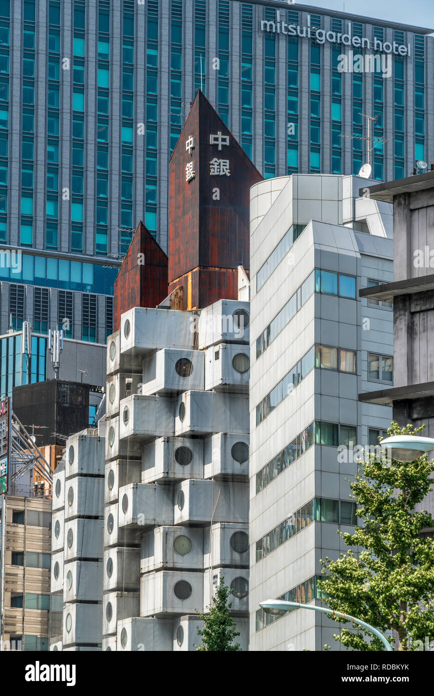 Tokyo, Japan - 13. August 2018: Nakagin Capsule Tower. Vom Architekten Kisho Kurokawa konzipiert. Seltene verbleibenden Beispiel japanischer Stoffwechsel Stockfoto
