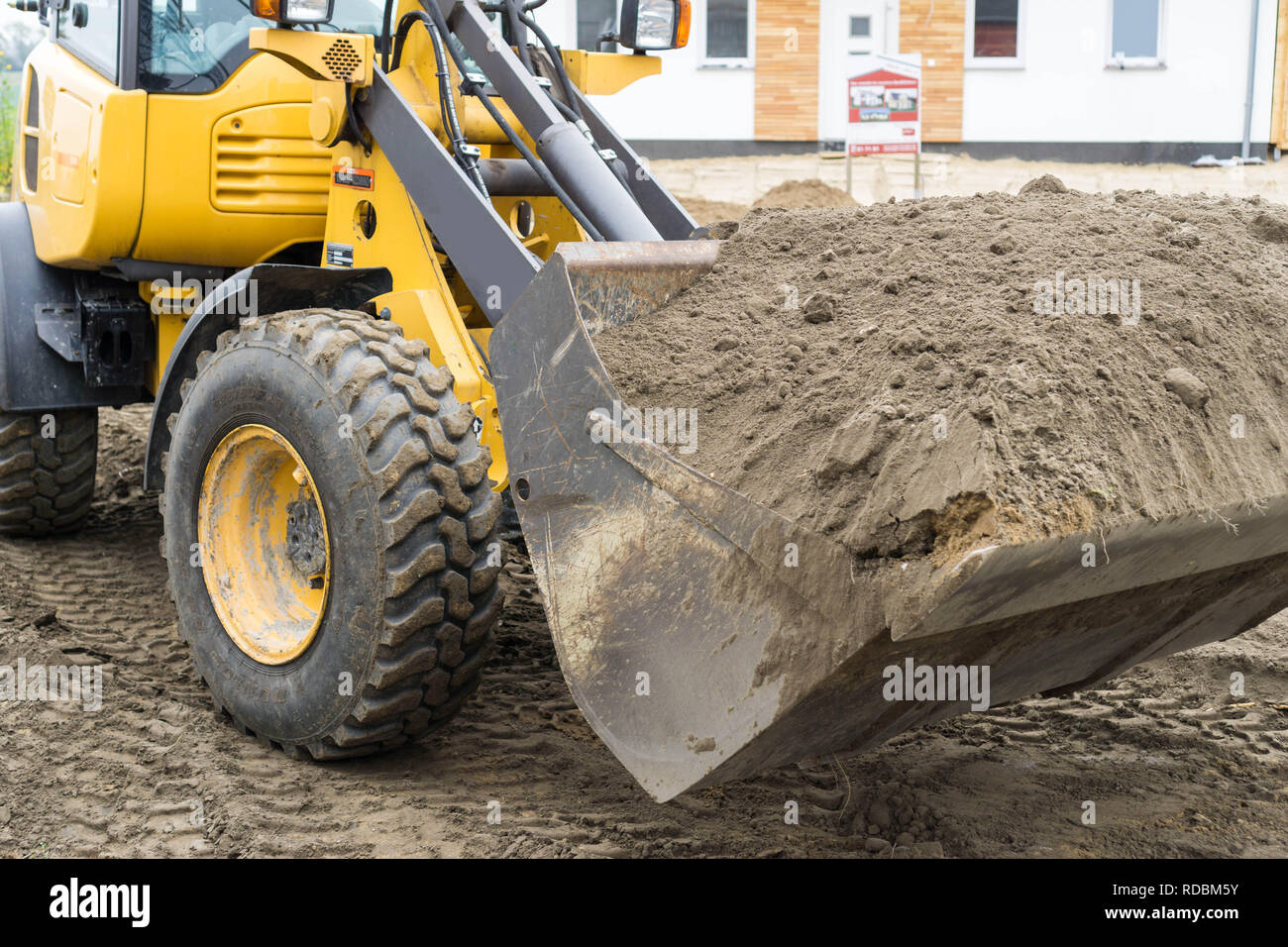 Radlader mit Schmutz in der Schaufel Stockfoto