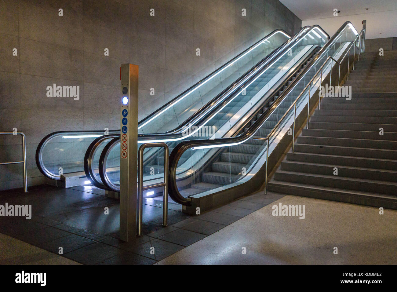 U-Bahn Fahrtreppen oder rollenden Treppen - Treppen Stockfoto