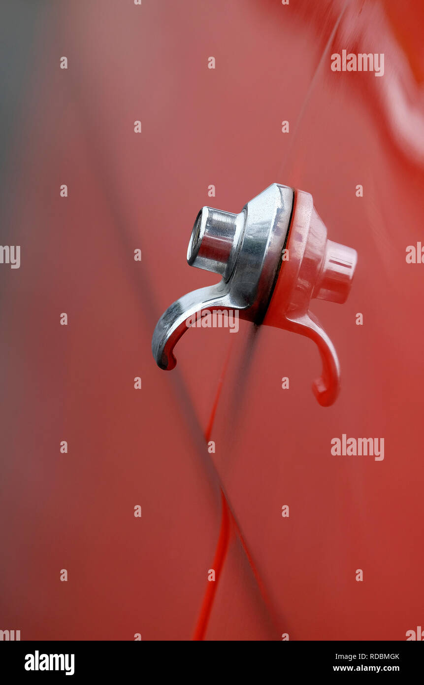 Türgriff auf alten roten Commer van Stockfoto