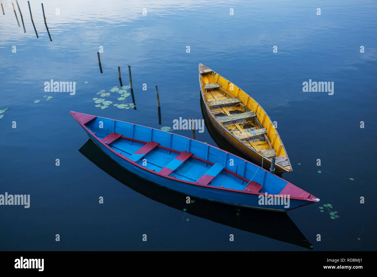 Boote in Begnas See in Pokhara, Nepal. Stockfoto
