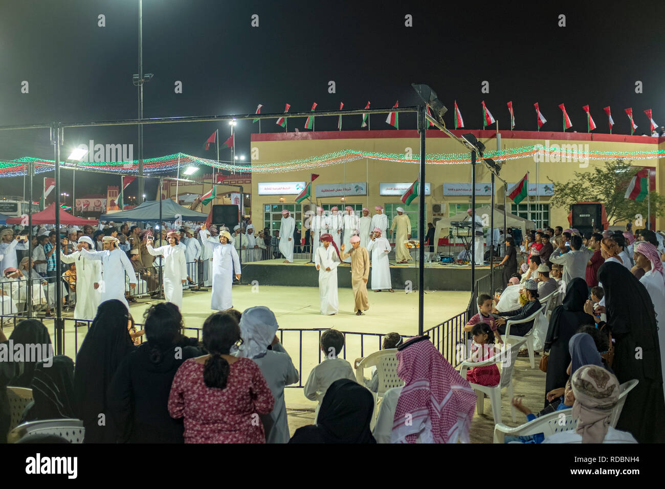 Teenager tragen Omanische dress-dishdash und Turban - Durchführen einer traditionellen Tanz eine der Salalah Tourismus Festival in Oman. Stockfoto