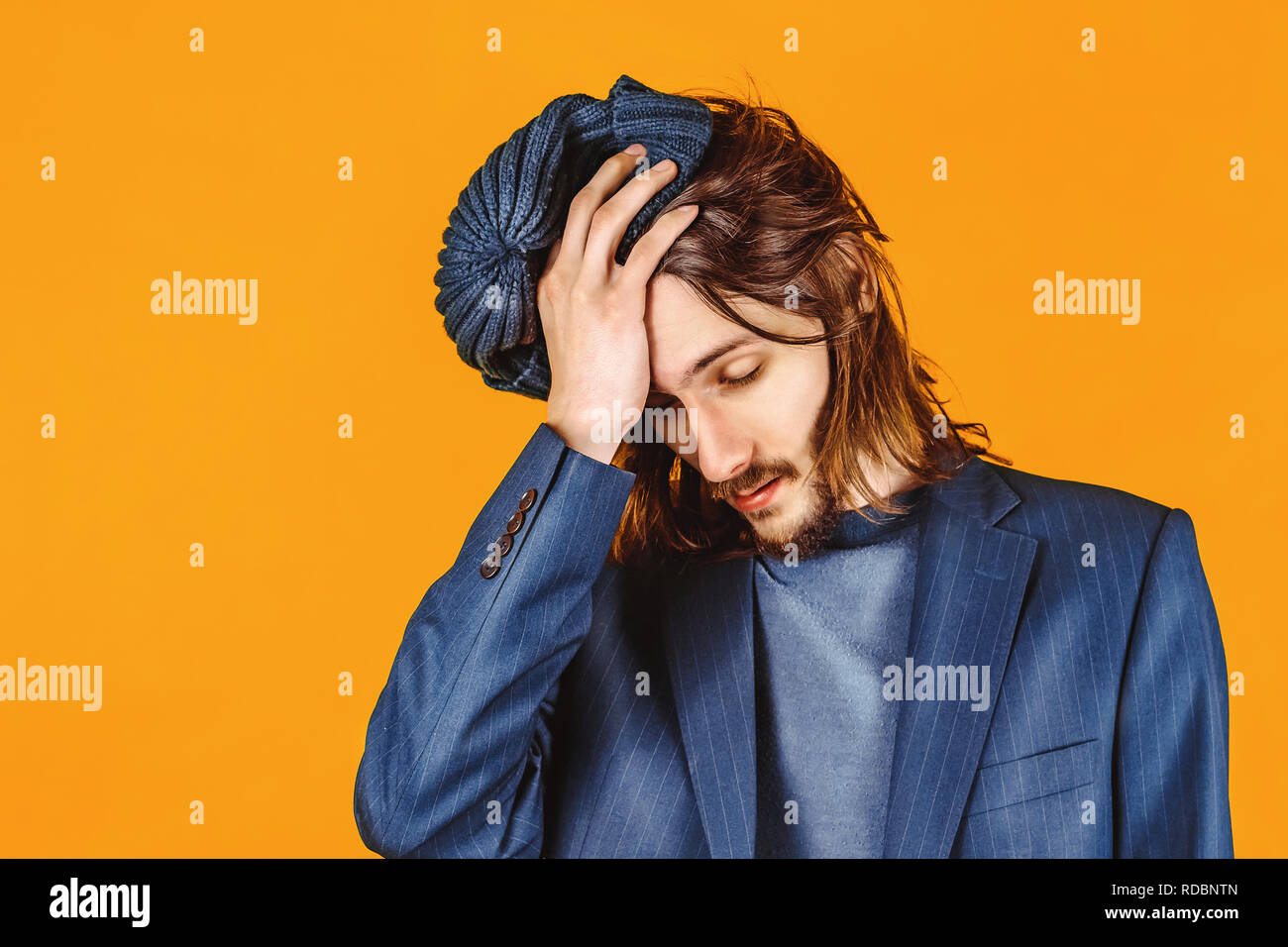 Menschen, Gesundheit und Stress Konzept - unglücklich indischen Mann leidet unter Kopfschmerzen über grauer Hintergrund Stockfoto