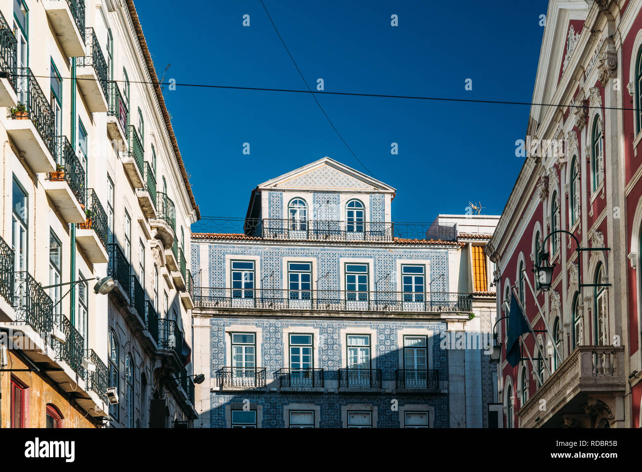 Traditionelle Portugal Haus Fassade mit Türen, Fenstern und Balkon. Blaue azulejos gefliesten Wand in Lissabon. Stockfoto