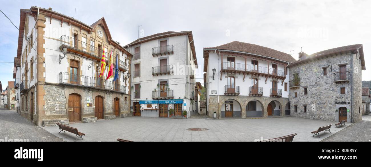 Die Domingo Miral Marktplatz mit dem Rathaus, mit typischen Häusern aus Stein mit dunklem Dach in den ländlichen Pyrenäen Bergdorf Ansó, in Aragon, Spanien Stockfoto